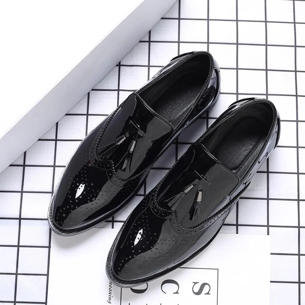 Men's Loafers Pointed Toe Faux Leather Tassel Solid Color Wingtips Comfortable Flexible Flat Heel Party Fashion Slip On
